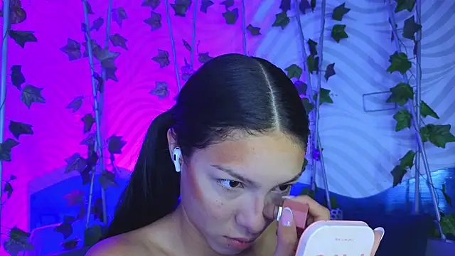 Snapshot of antonellaroux chatting on September 17, 2025, 12:18 pm antonellaroux online show from September 17, 2025, 12:18 pm