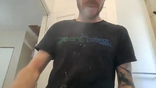 Snapshot of Huntzg23 chatting on May 6, 2026, 4:45 pm Huntzg23 online show from May 6, 2026, 4:45 pm