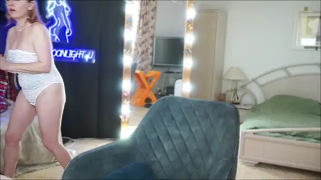 Snapshot of moonlight4u chatting on March 10, 2025, 6:05 am moonlight4u online show from March 10, 2025, 6:05 am