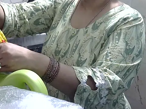 Housewife12 online show from December 17, 2025, 7:25 am