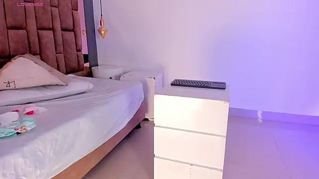 victoriaroyce1 online show from March 31, 2026, 1:11 pm