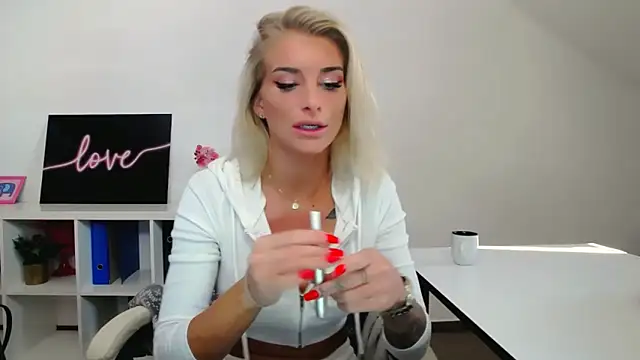 Snapshot of Lia_Benini chatting on February 4, 2025, 1:06 pm Lia Benini online show from February 4, 2025, 1:06 pm