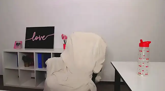 Snapshot of Lia_Benini chatting on March 5, 2025, 10:32 pm Lia Benini online show from March 5, 2025, 10:32 pm