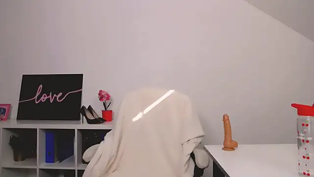 Snapshot of Lia_Benini chatting on March 16, 2025, 1:17 pm Lia Benini online show from March 16, 2025, 1:17 pm