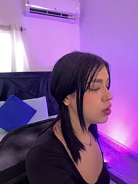 Lily Woodz online show from May 26, 2026, 7:10 pm