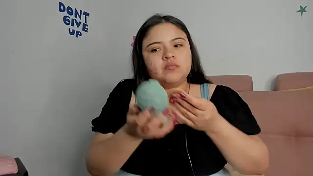 Snapshot of lizzie_c chatting on May 9, 2026, 11:21 pm lizzie c online show from May 9, 2026, 11:21 pm