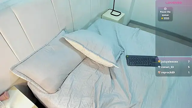 Snapshot of AbrilSonne chatting on February 19, 2025, 8:10 pm AbrilSonne online show from February 19, 2025, 8:10 pm