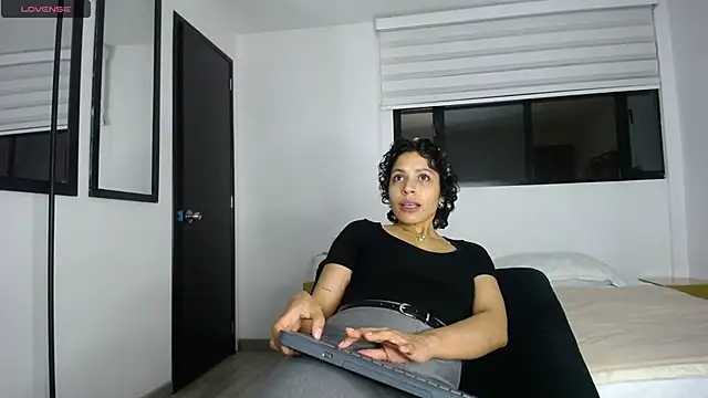 Snapshot of AbrilSonne chatting on September 18, 2025, 11:51 pm AbrilSonne online show from September 18, 2025, 11:51 pm