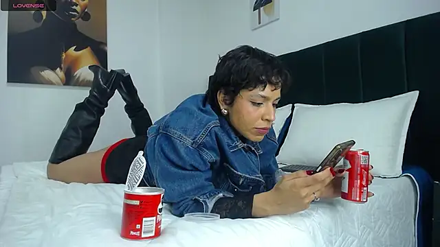 Snapshot of AbrilSonne chatting on November 28, 2025, 10:23 pm AbrilSonne online show from November 28, 2025, 10:23 pm