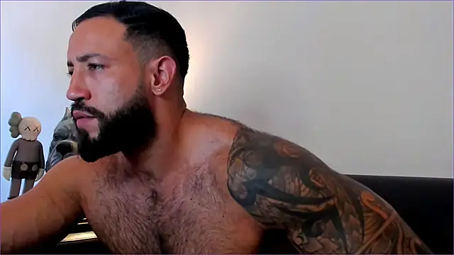 Snapshot of BradLeon_ chatting on October 17, 2025, 7:49 pm BradLeon online show from October 17, 2025, 7:49 pm