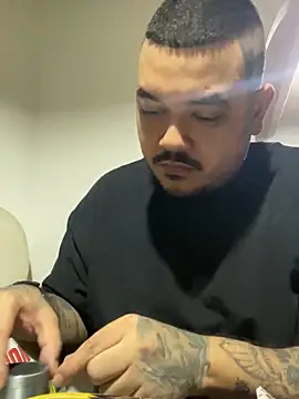 El Titan1998 online show from March 23, 2025, 1:31 am