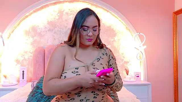 MiaLaurents online show from November 15, 2025, 5:05 am