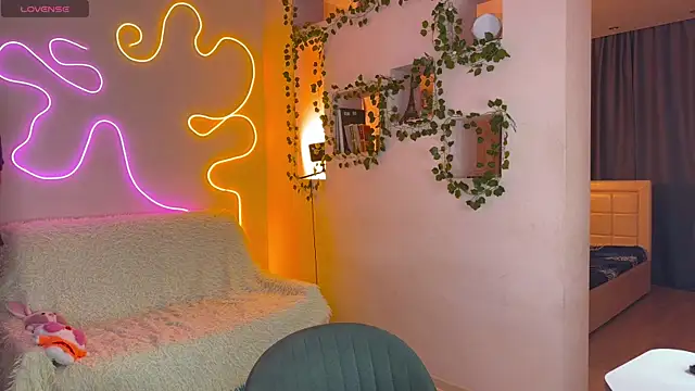 RobertAndLinela online show from September 28, 2025, 3:23 am