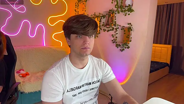 RobertAndLinela online show from October 21, 2025, 1:34 pm