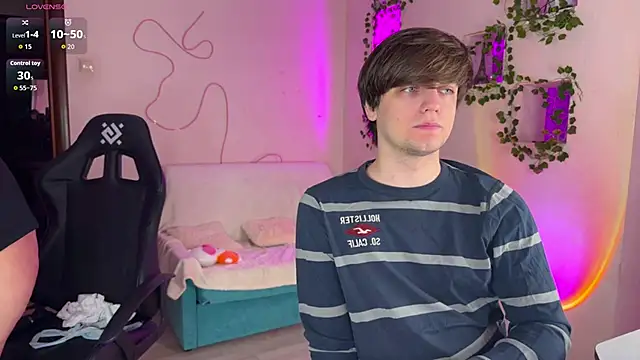 RobertAndLinela online show from December 2, 2025, 3:12 am