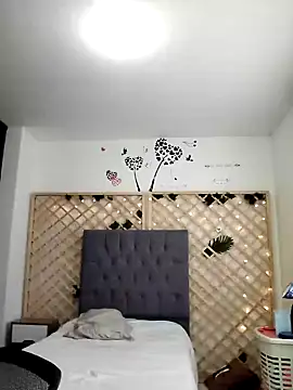 Mia WAll online show from January 1, 2025, 6:49 pm