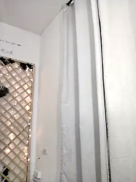 Mia WAll online show from January 3, 2025, 2:10 am