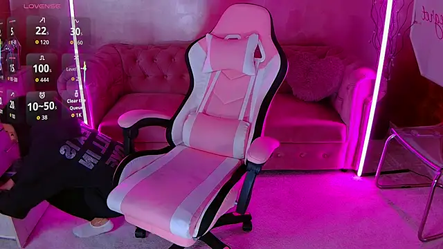 Snapshot of evanew_ chatting on October 2, 2025, 4:25 pm evanew online show from October 2, 2025, 4:25 pm