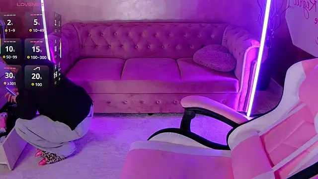 Snapshot of evanew_ chatting on October 5, 2025, 6:50 pm evanew online show from October 5, 2025, 6:50 pm