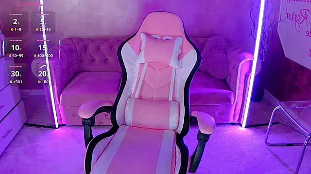 Snapshot of evanew_ chatting on October 9, 2025, 5:11 pm evanew online show from October 9, 2025, 5:11 pm