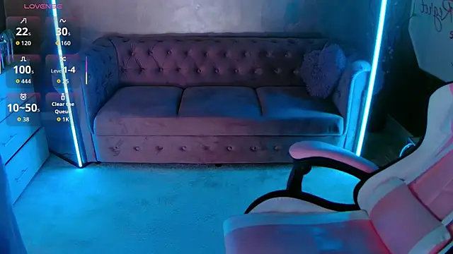 Snapshot of evanew_ chatting on October 28, 2025, 5:15 pm evanew online show from October 28, 2025, 5:15 pm