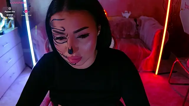 Snapshot of evanew_ chatting on October 31, 2025, 6:42 pm evanew online show from October 31, 2025, 6:42 pm