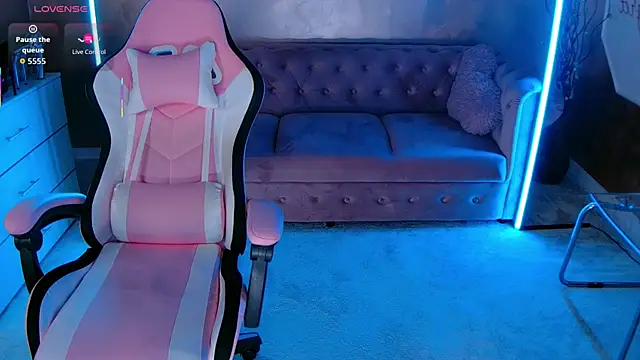 Snapshot of evanew_ chatting on November 6, 2025, 5:25 pm evanew online show from November 6, 2025, 5:25 pm