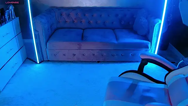 Snapshot of evanew_ chatting on November 8, 2025, 6:40 pm evanew online show from November 8, 2025, 6:40 pm