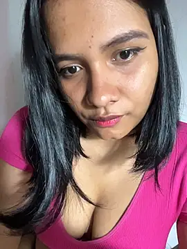 Snapshot of Ninabrunette18 chatting on April 17, 2026, 11:24 am Ninabrunette18 online show from April 17, 2026, 11:24 am