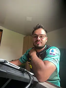 EMILIOHOT online show from April 27, 2026, 7:01 pm