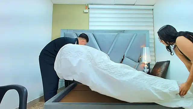 DAVID VICTORIAA online show from April 7, 2026, 1:00 pm