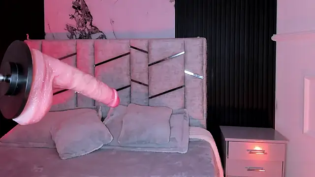 daniiphoeniixx online show from December 3, 2025, 8:07 pm