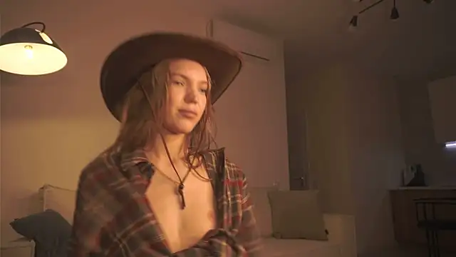 alittlestarrr online show from January 7, 2025, 2:10 am