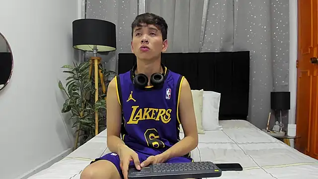 Snapshot of Brian-Ausslos chatting on January 5, 2025, 4:58 am Brian-Ausslos online show from January 5, 2025, 4:58 am