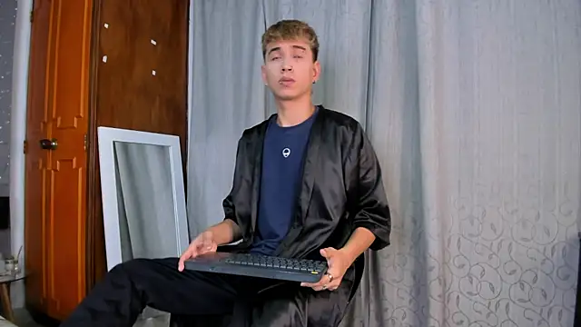 Snapshot of Brian-Ausslos chatting on January 30, 2025, 4:37 am Brian-Ausslos online show from January 30, 2025, 4:37 am