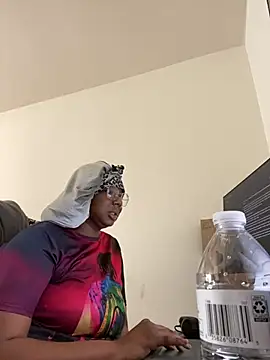 Snapshot of DamnBubbles chatting on February 10, 2025, 6:13 pm DamnBubbles online show from February 10, 2025, 6:13 pm