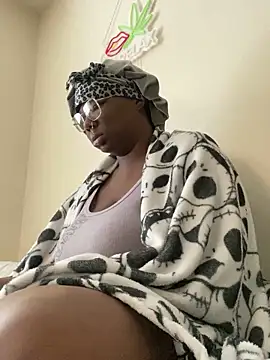 Snapshot of DamnBubbles chatting on February 9, 2026, 2:32 pm DamnBubbles online show from February 9, 2026, 2:32 pm