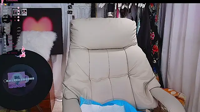 xiaotiantian-76 online show from December 3, 2025, 2:19 am