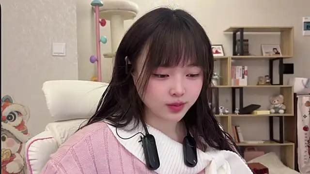 Chenjing0 online show from November 19, 2025, 3:17 am