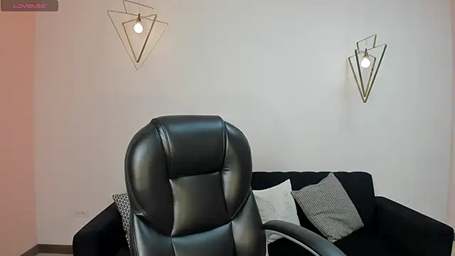 NiaSalvatore online show from March 16, 2025, 11:05 am