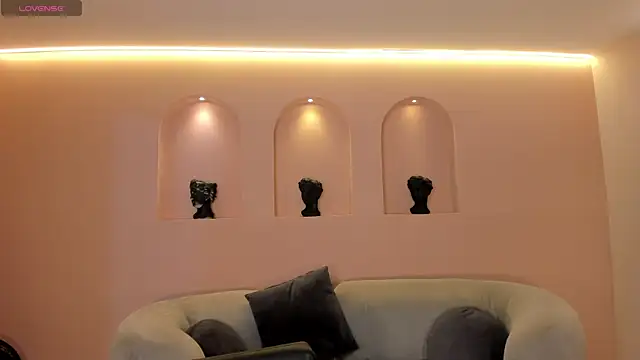 NiaSalvatore online show from October 30, 2025, 6:30 pm