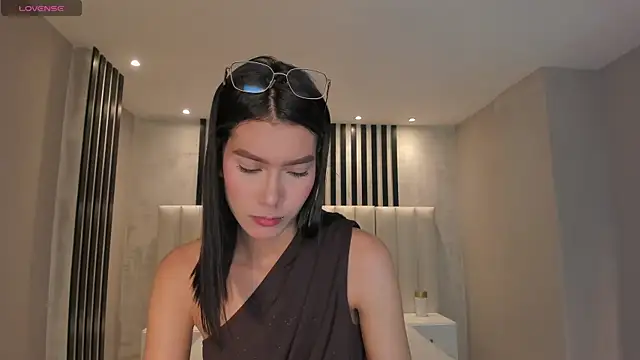 NiaSalvatore online show from February 14, 2026, 7:21 pm