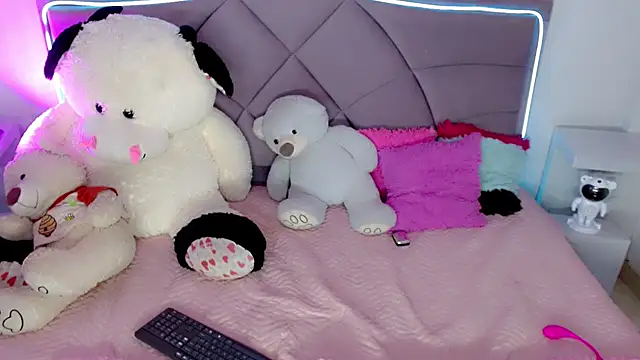 Carolaine01 online show from November 14, 2025, 4:06 pm