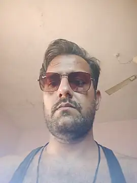 MAGNETICDADDY8 online show from November 3, 2025, 8:04 am