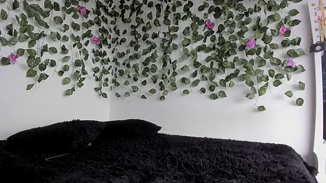 Laurensmith9 online show from April 8, 2026, 1:33 pm