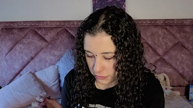 Charlotte  Miller online show from September 9, 2025, 11:43 am