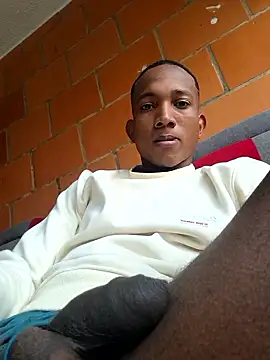 Snapshot of EmiroAndr3S chatting on January 6, 2026, 8:12 pm EmiroAndr3S online show from January 6, 2026, 8:12 pm