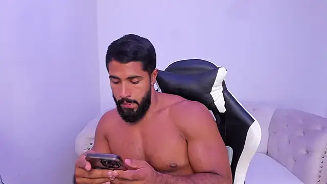 Snapshot of Santiago_huntt chatting on November 24, 2025, 9:14 pm Santiago huntt online show from November 24, 2025, 9:14 pm