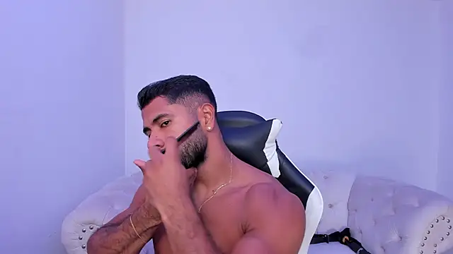 Snapshot of Santiago_huntt chatting on December 5, 2025, 12:47 pm Santiago huntt online show from December 5, 2025, 12:47 pm