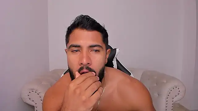 Snapshot of Santiago_huntt chatting on January 12, 2026, 12:32 pm Santiago huntt online show from January 12, 2026, 12:32 pm